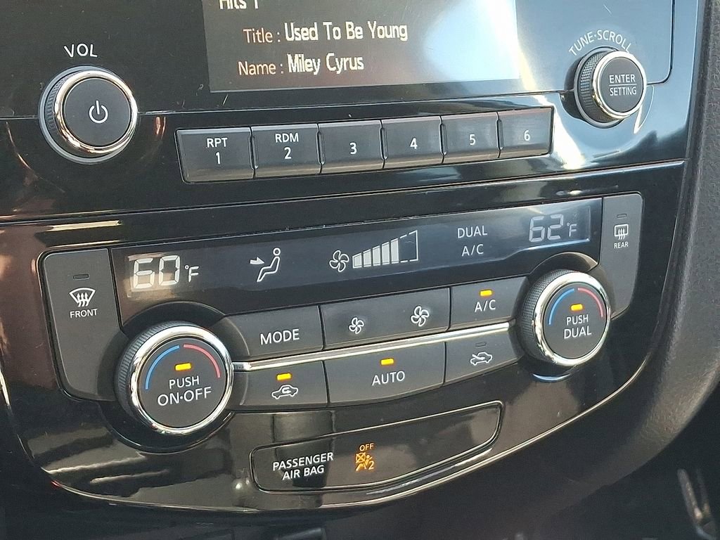 Used 2016 Nissan Rogue SV AWD/4WD image 16