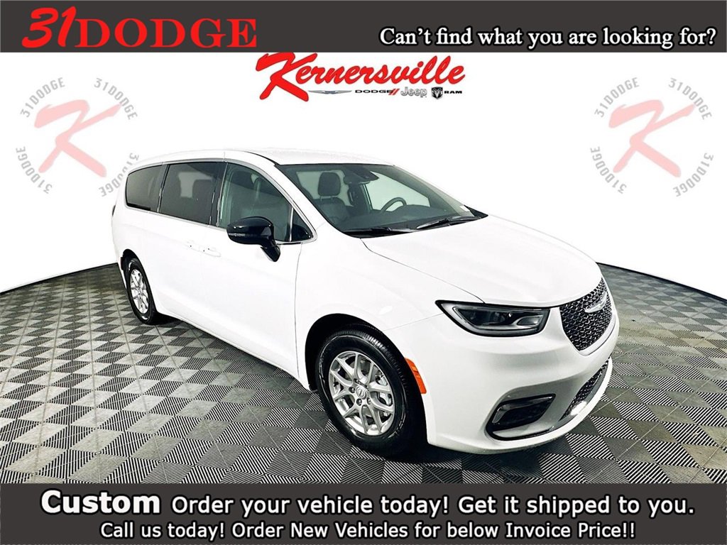 New 2026 Chrysler Pacifica Select image 1