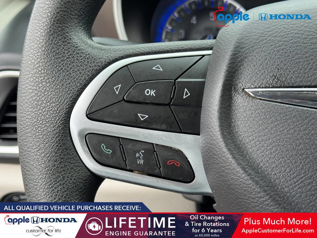 Used 2017 Chrysler Pacifica Touring FWD image 23
