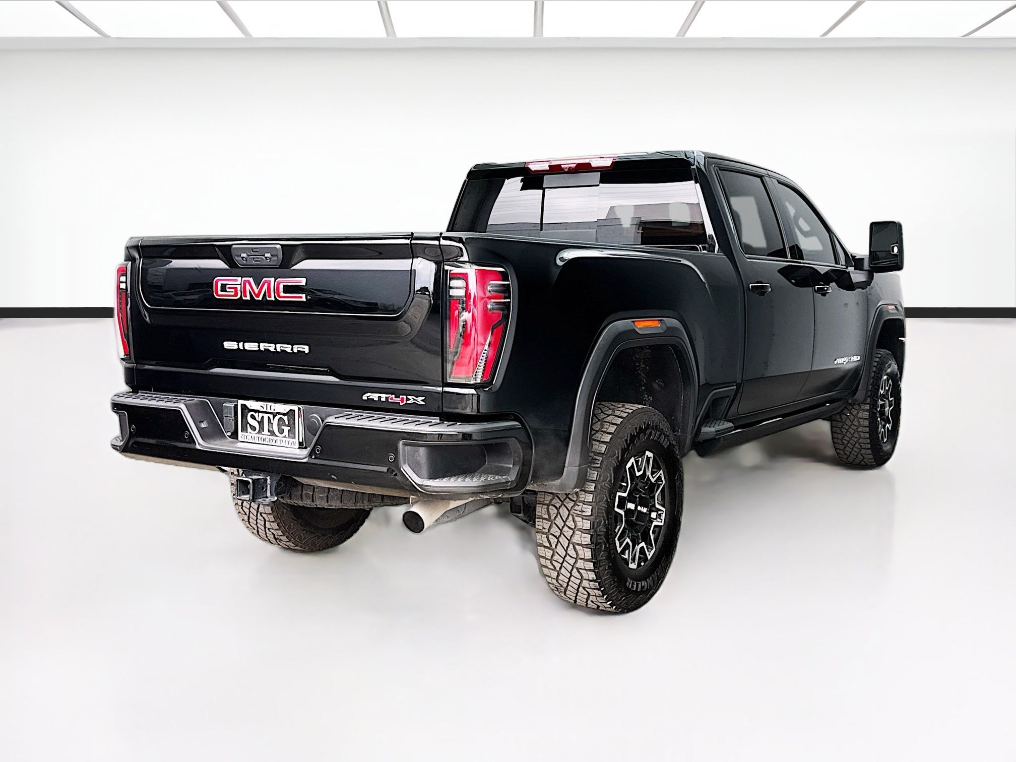 Used 2025 GMC Sierra 2500 AT4X AWD/4WD image 4