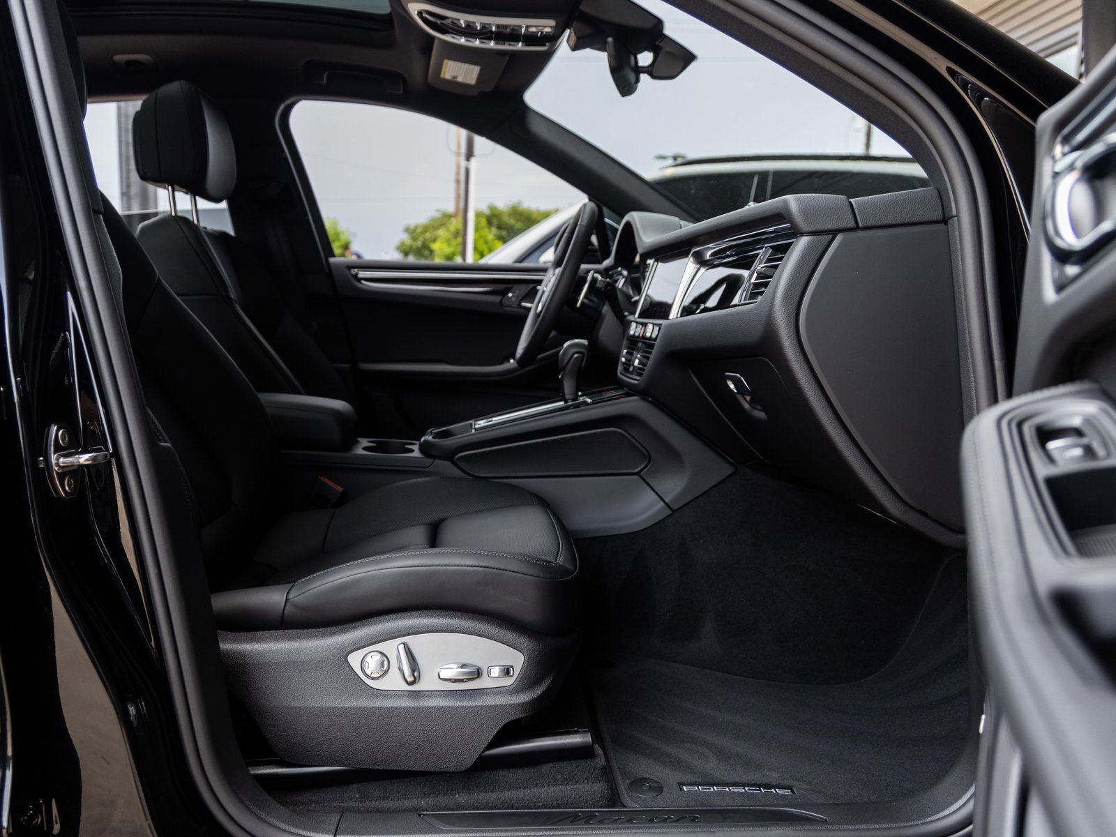 Used 2025 Porsche Macan image 40