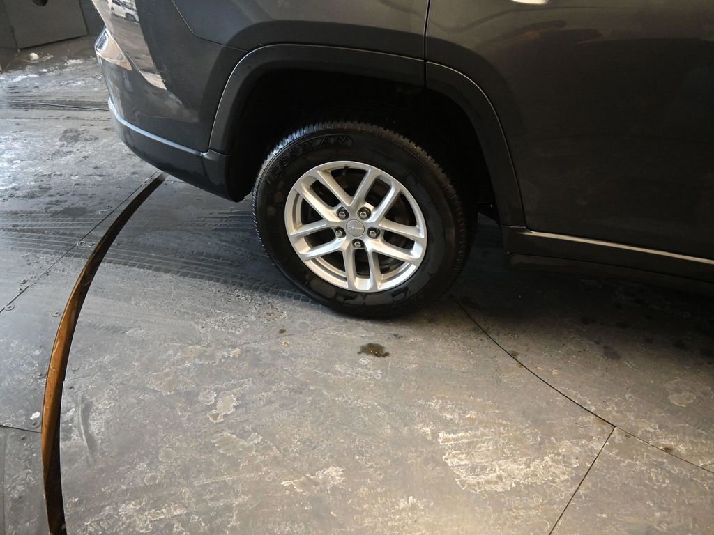 Used 2023 Jeep Grand Cherokee L Laredo image 24