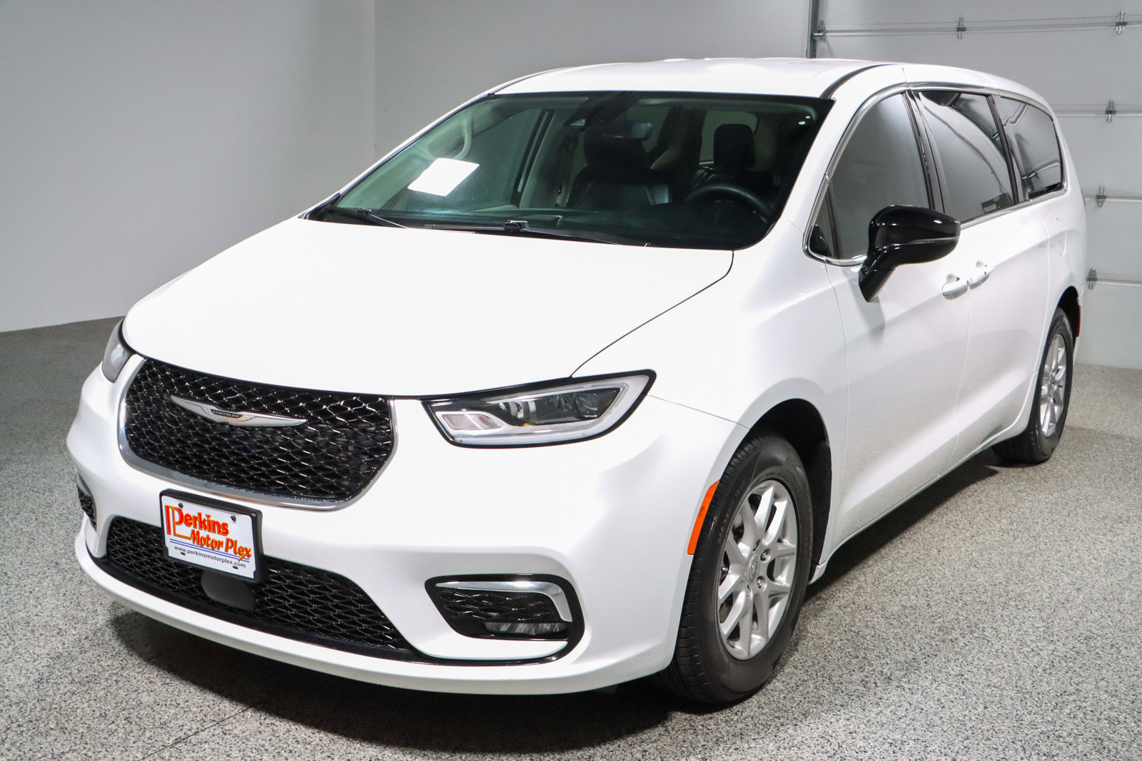 Used 2024 Chrysler Pacifica Touring-L image 32