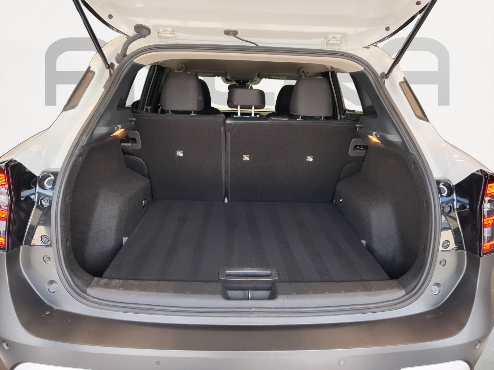 Used 2025 Nissan Kicks SV FWD image 13