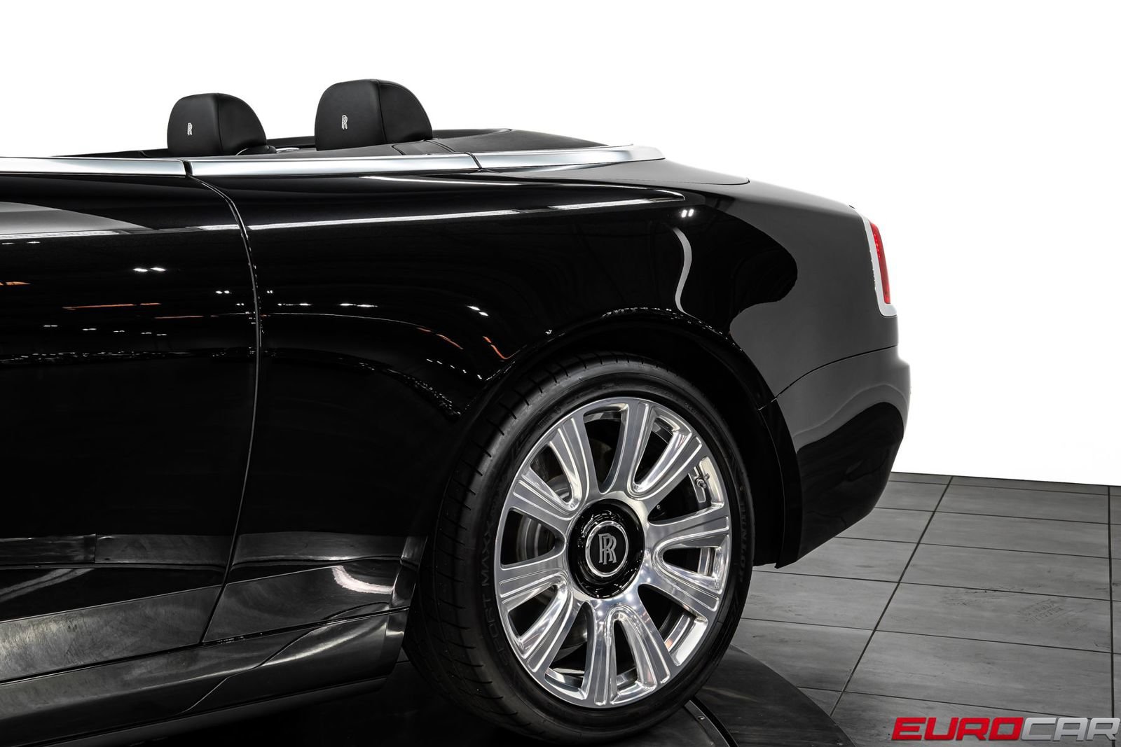 Used 2017 Rolls-Royce Dawn RWD image 17