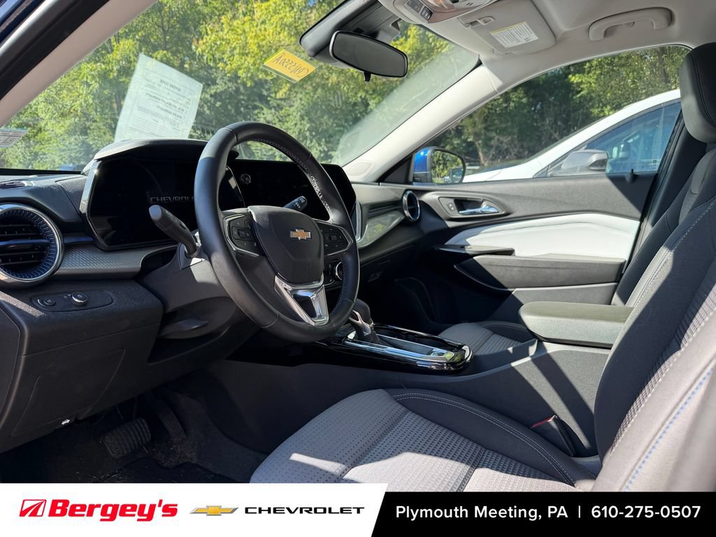 Used 2024 Chevrolet Trax LT w/ Driver Confidence Package FWD image 3