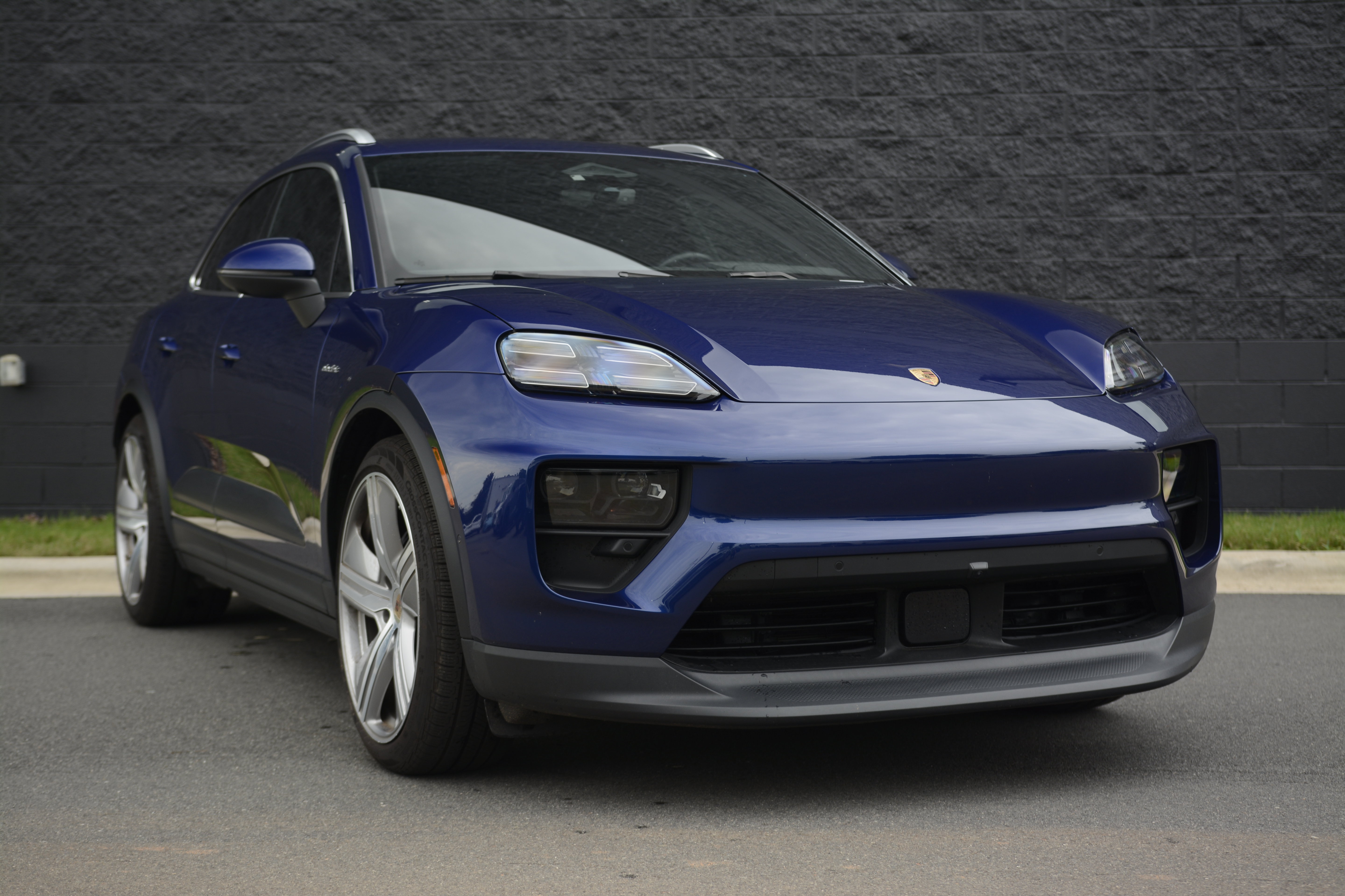 Certified 2024 Porsche Macan 4 Electric AWD/4WD image 9