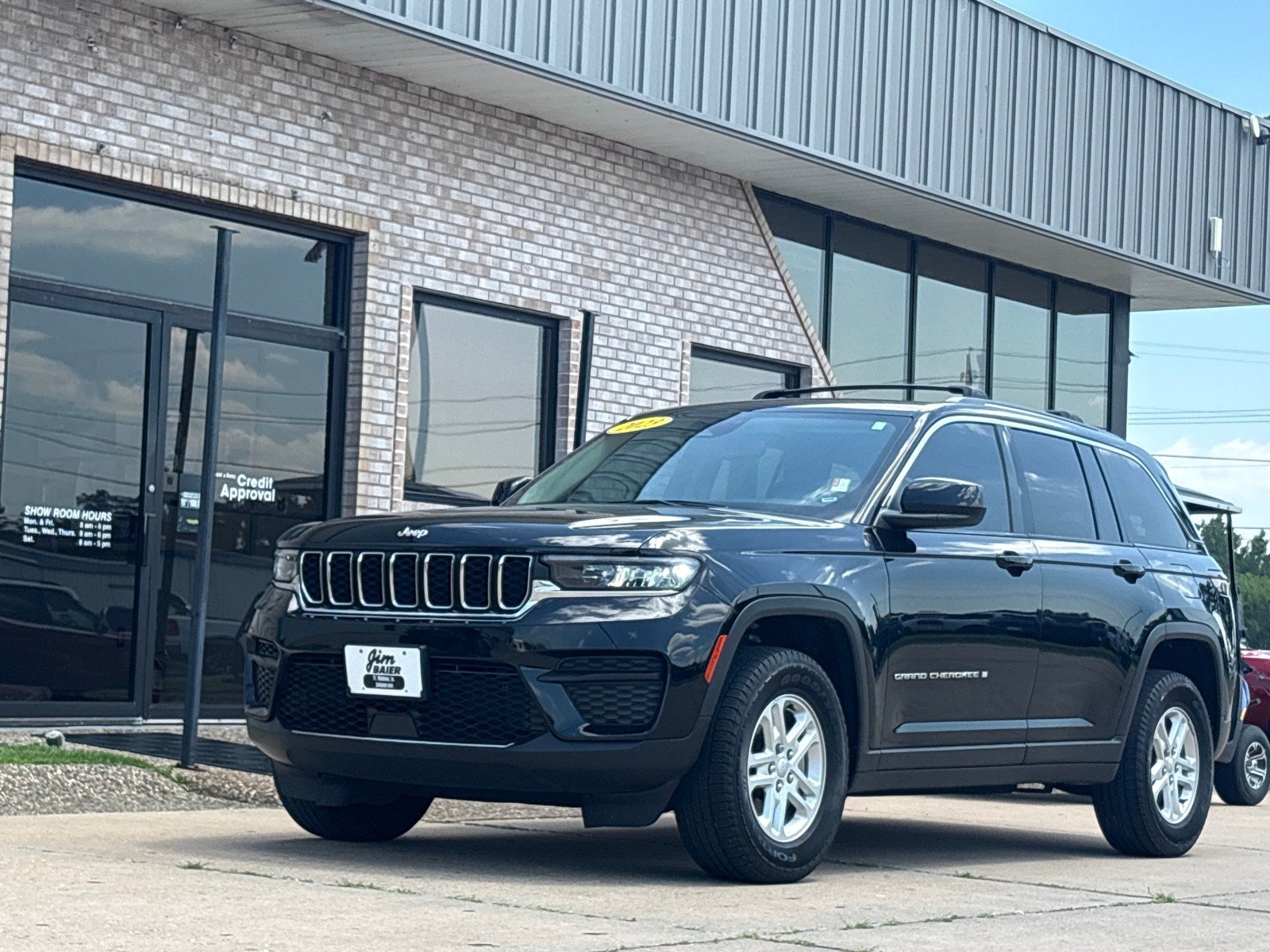Used 2023 Jeep Grand Cherokee Laredo