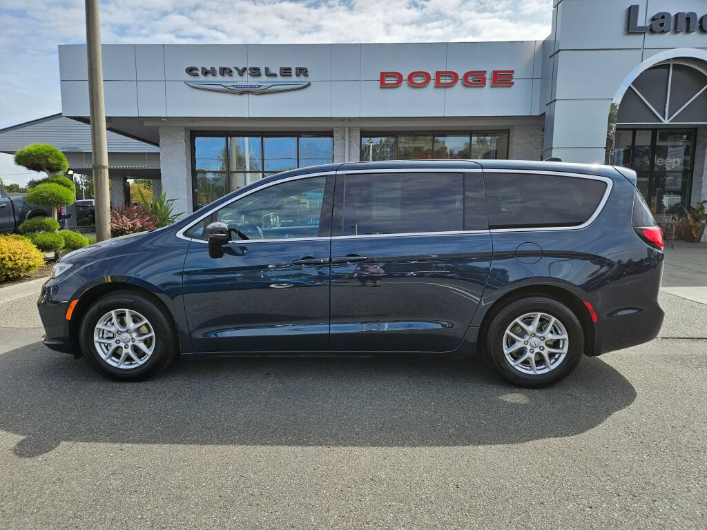 Used 2025 Chrysler Pacifica Select FWD image 2