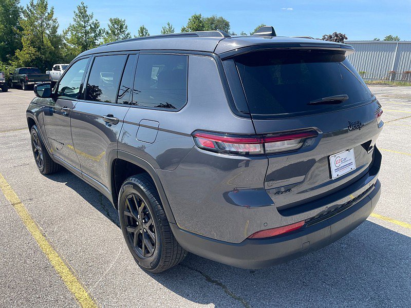 Used 2024 Jeep Grand Cherokee L Laredo image 3