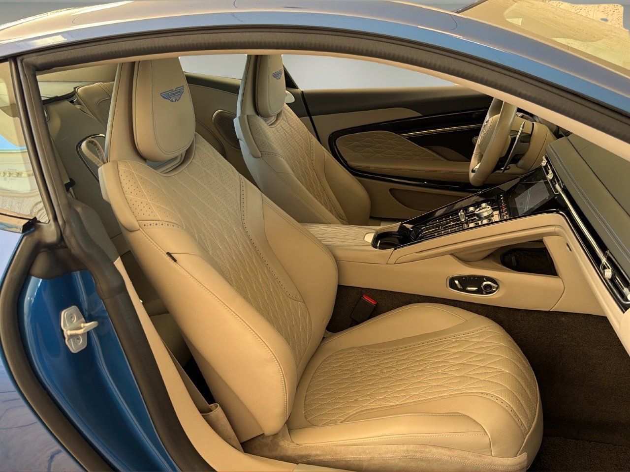 Used 2024 Aston Martin DB12 Coupe RWD image 25