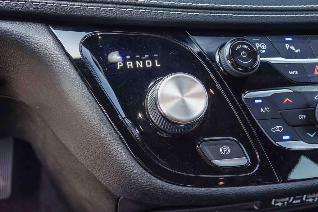 Used 2022 Chrysler Pacifica Touring-L w/ Uconnect Theater Family Group FWD image 18