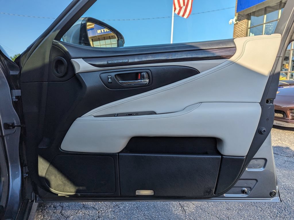 Used 2013 Lexus LS 460 AWD w/ Comfort Pkg image 32