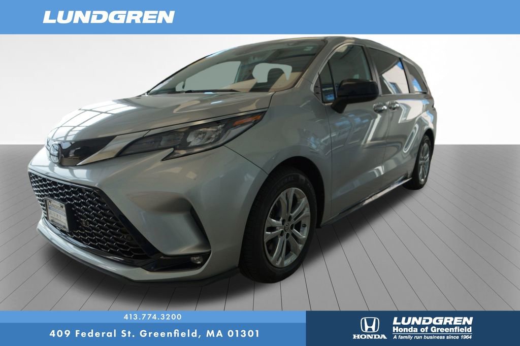 Used 2022 Toyota Sienna XSE w/ XSE Plus Package AWD/4WD image 3
