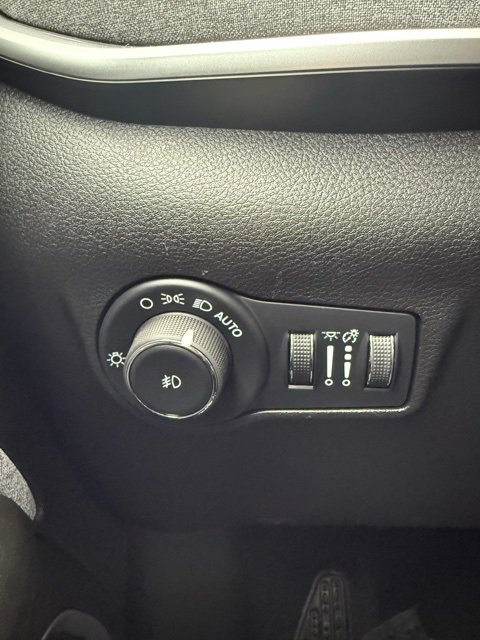 Used 2024 Jeep Compass Latitude image 35