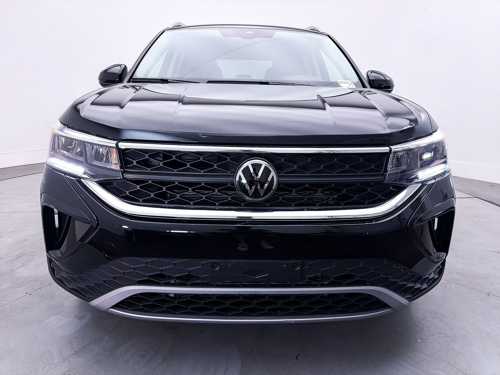 Used 2023 Volkswagen Taos SE w/ Panoramic Sunroof Package FWD image 12