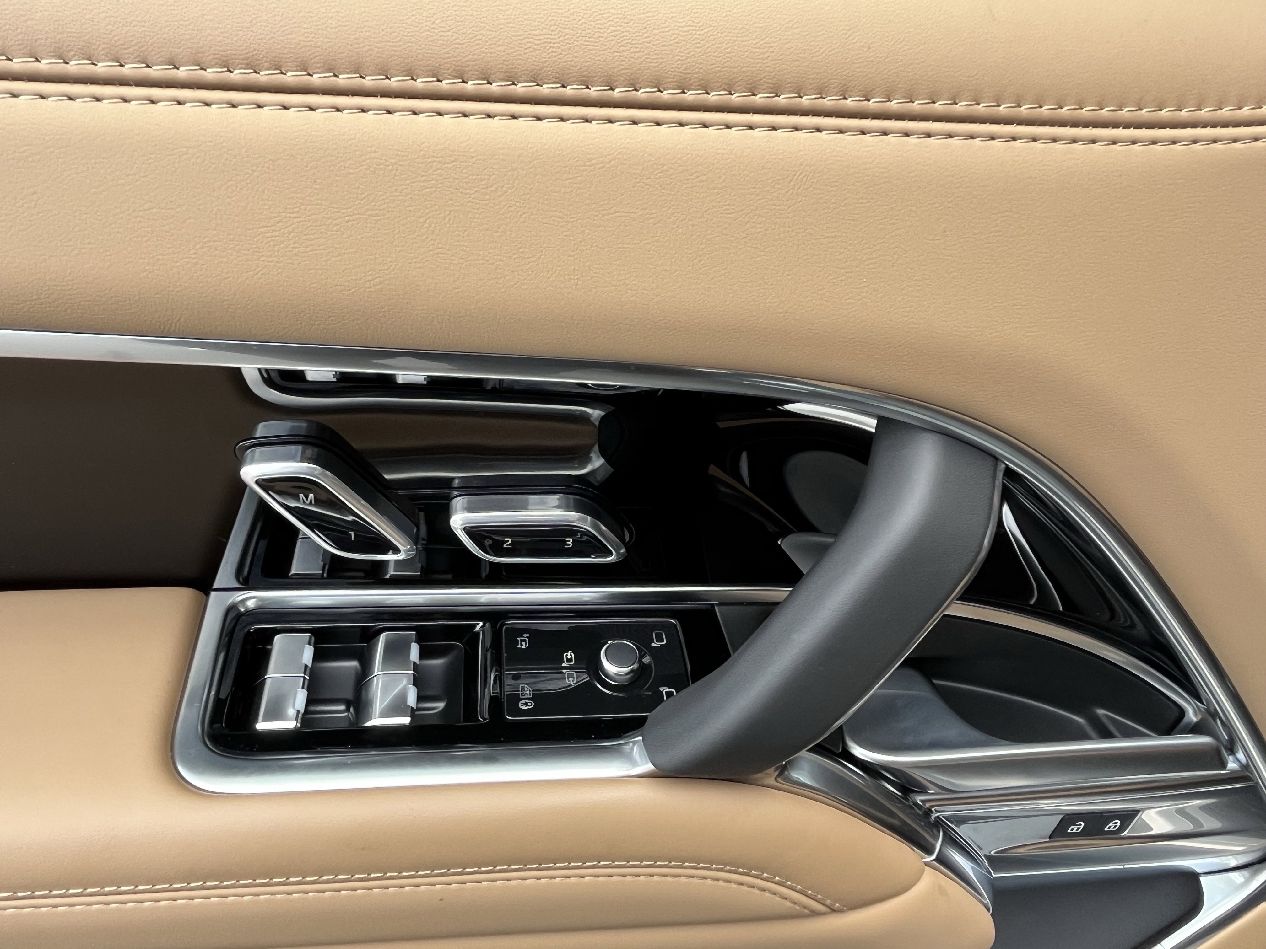 Certified 2026 Land Rover Range Rover SE image 15