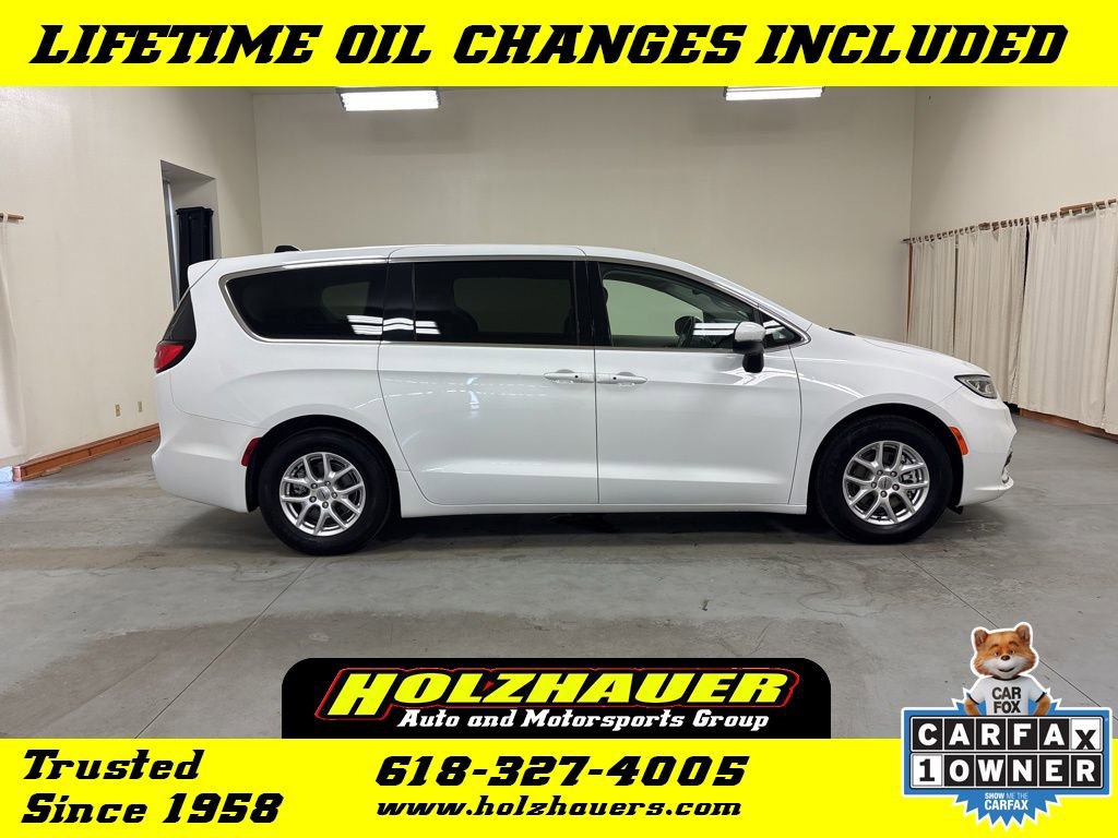Used 2023 Chrysler Pacifica Touring-L FWD image 1