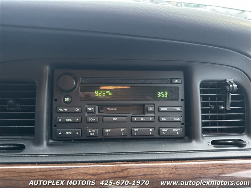 Used 2004 Ford Crown Victoria LX RWD image 20
