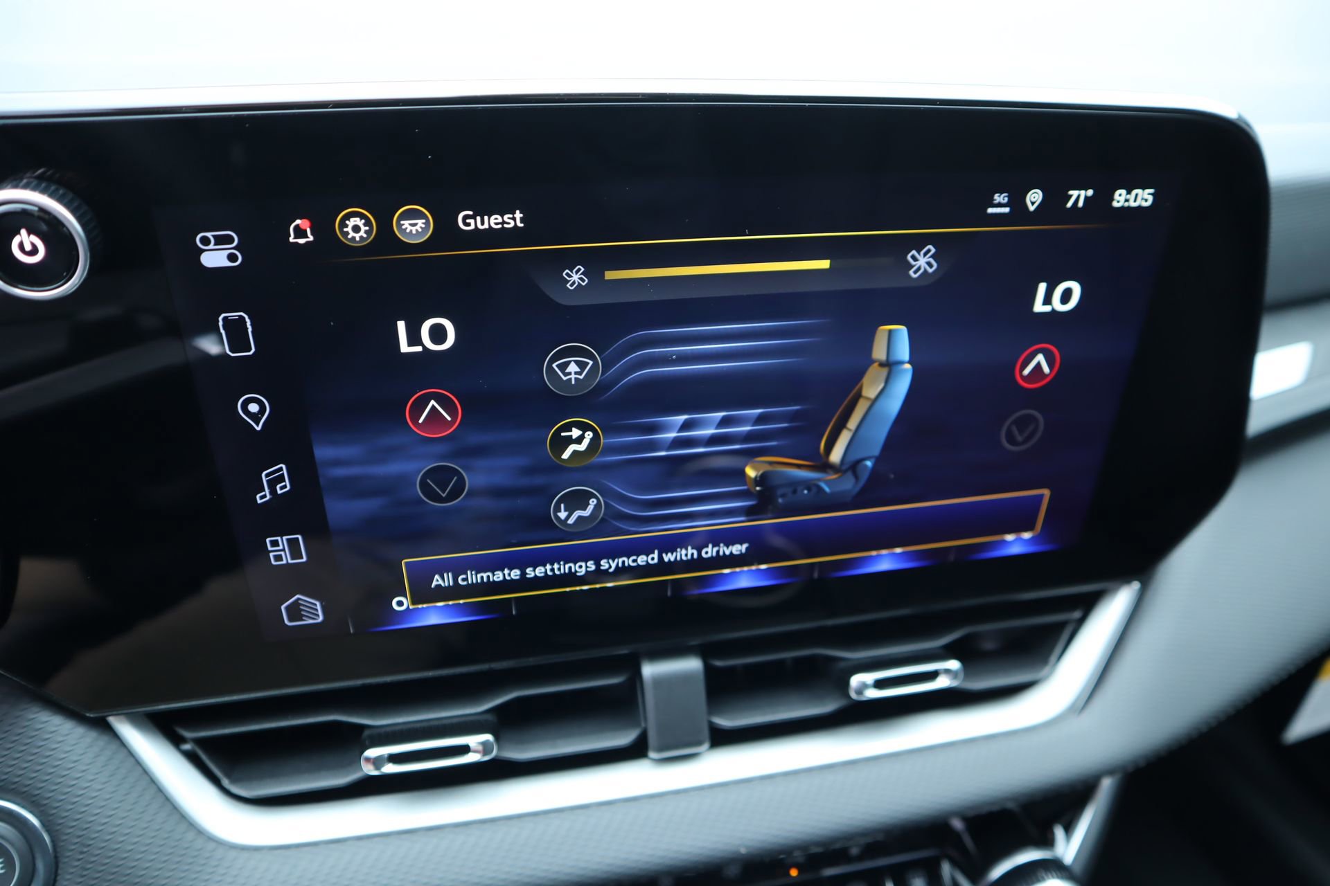 New 2026 Chevrolet Equinox LT w/ Convenience Package II FWD image 9
