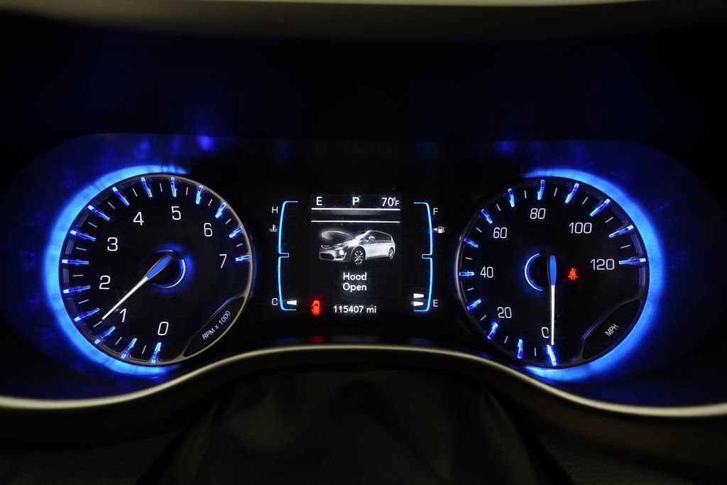 Used 2018 Chrysler Pacifica Touring-L image 2