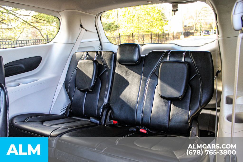 Used 2023 Chrysler Pacifica Touring-L image 19