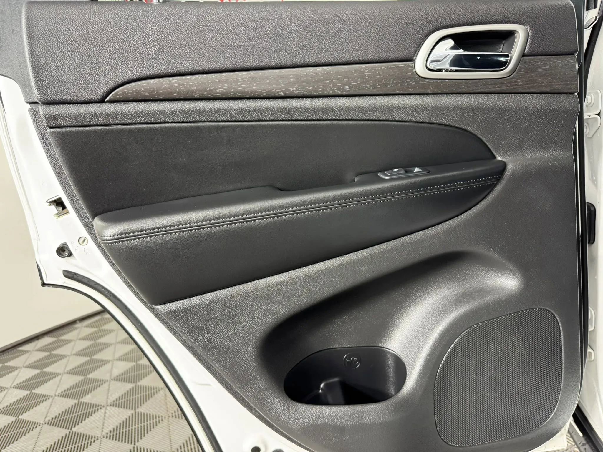 Used 2018 Jeep Grand Cherokee Laredo AWD/4WD image 37