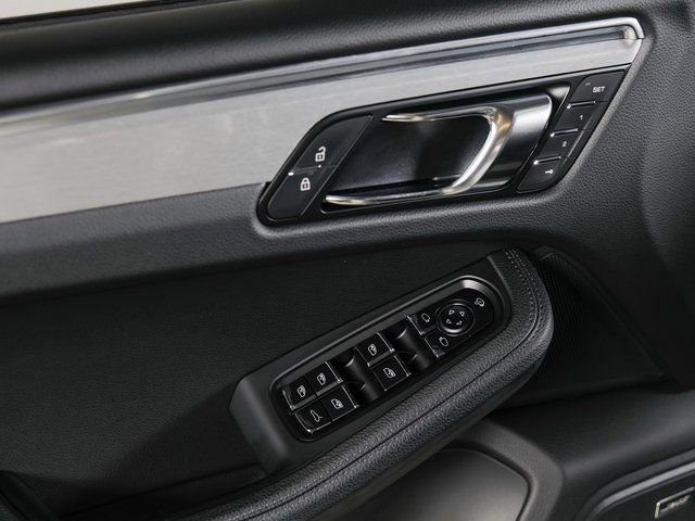 Certified 2026 Porsche Macan AWD/4WD image 30