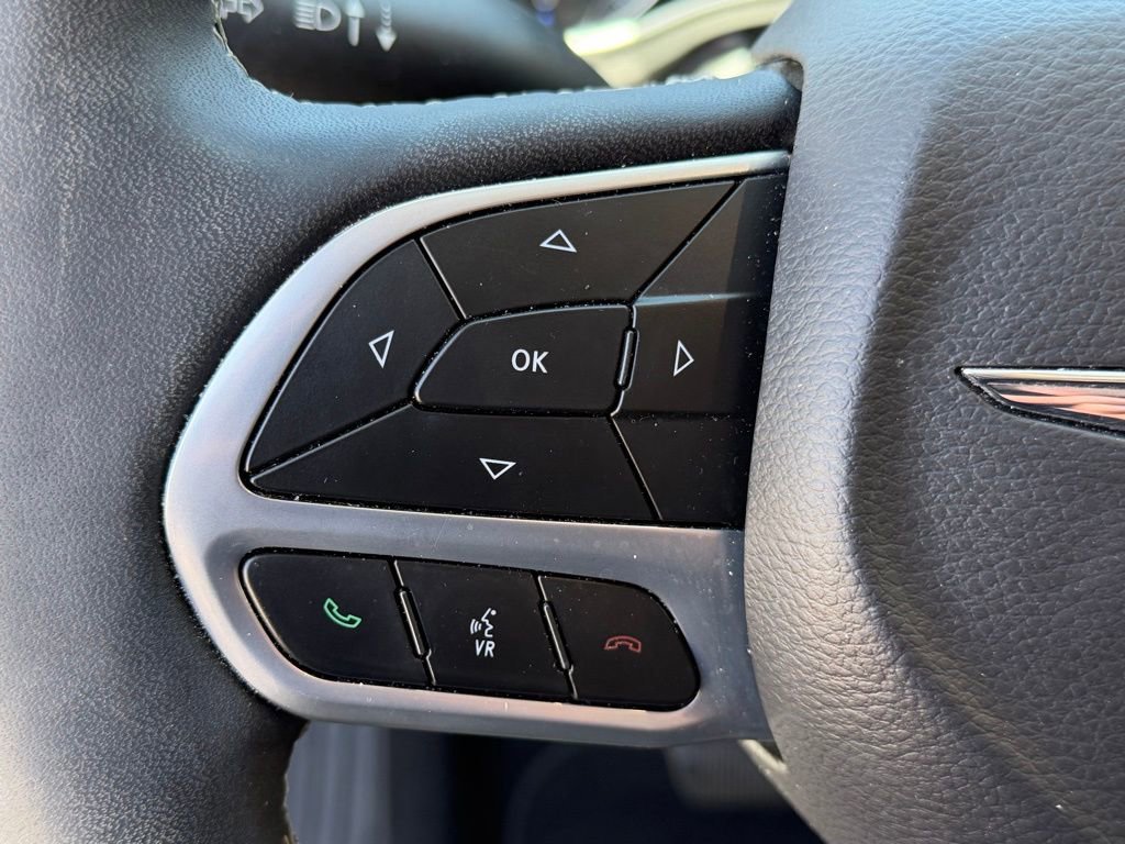 Used 2022 Chrysler Pacifica Touring-L FWD image 16