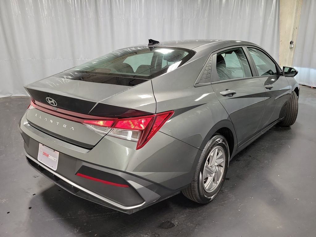 Used 2025 Hyundai Elantra SE image 8