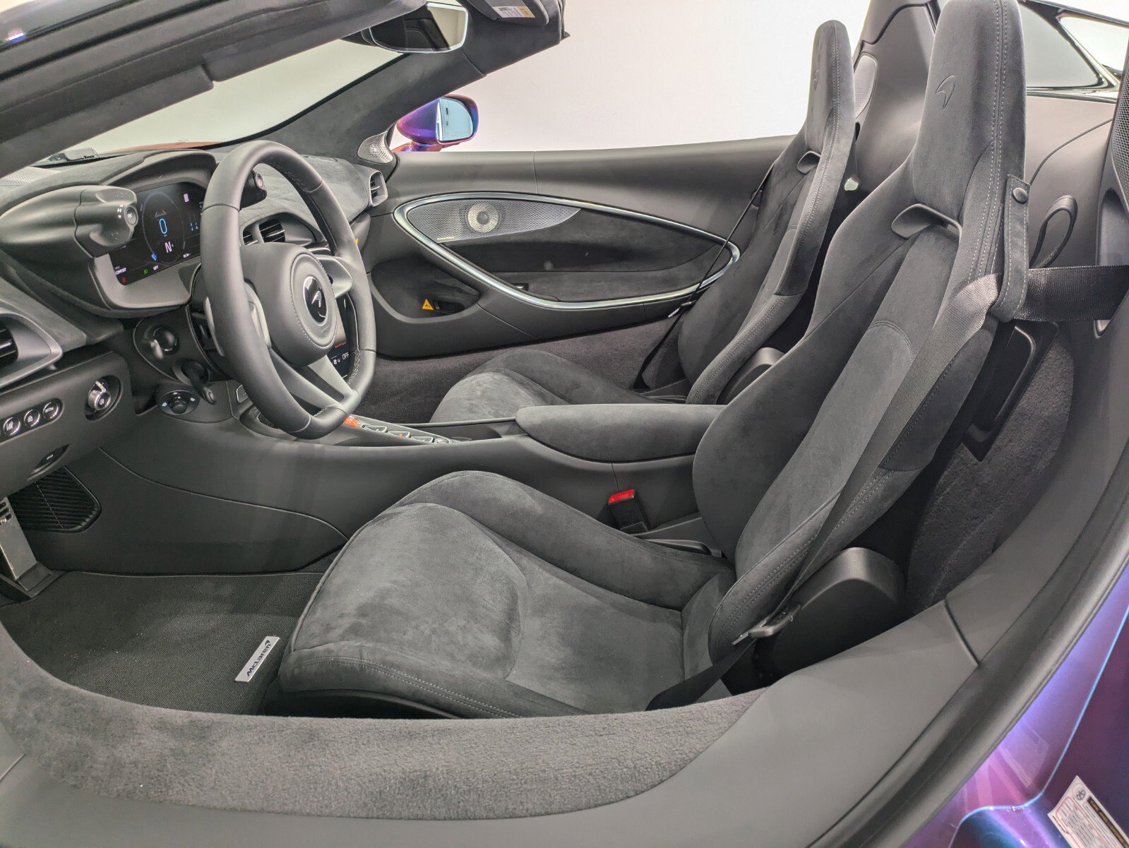 Used 2025 McLaren Artura Spider image 6