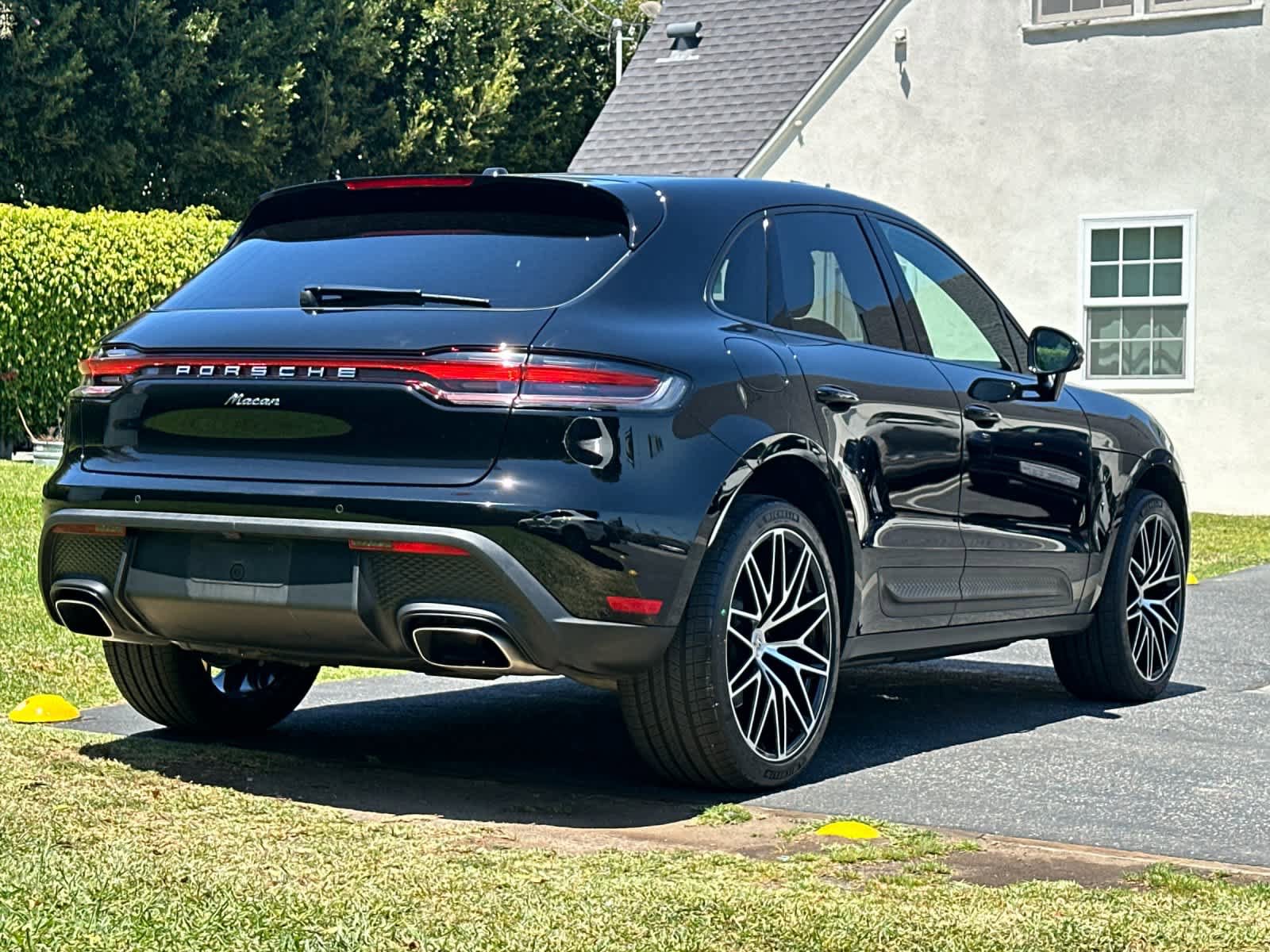 Certified 2025 Porsche Macan AWD/4WD image 8