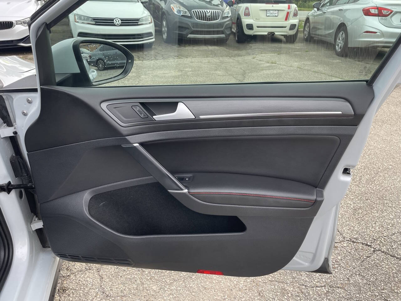 Used 2019 Volkswagen Golf 4-Door FWD image 11