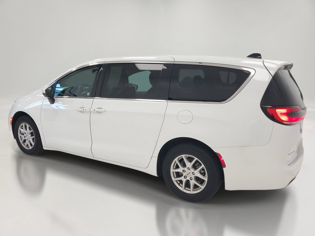 Used 2023 Chrysler Pacifica Touring-L FWD image 3