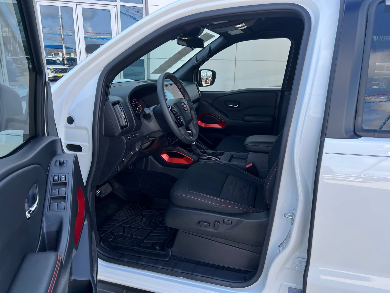 Used 2025 Nissan Frontier PRO-4X AWD/4WD image 9