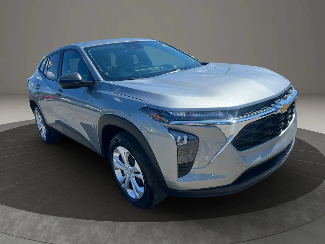 Used 2025 Chevrolet Trax LS FWD image 3