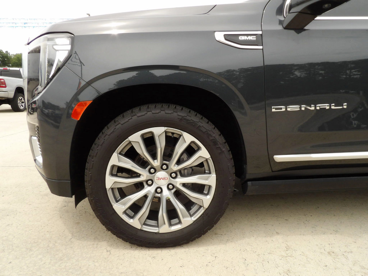 Used 2021 GMC Yukon Denali w/ Denali Premium Package image 7