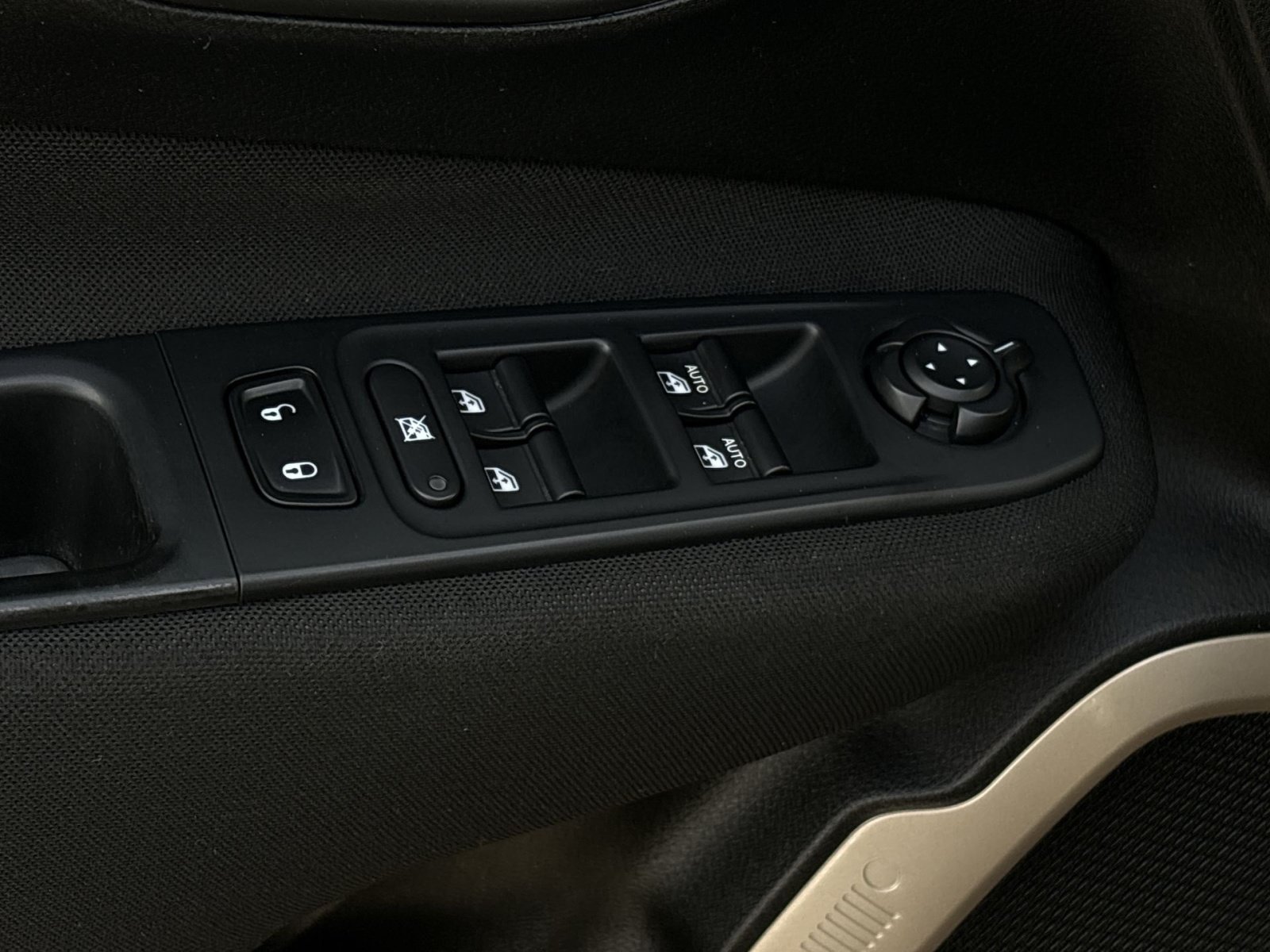 Used 2017 Jeep Renegade Latitude FWD image 13