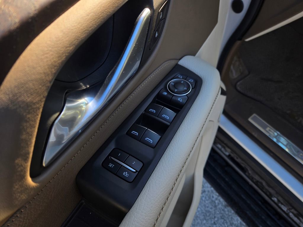 Used 2022 GMC Yukon XL Denali w/ Denali Premium Package image 12