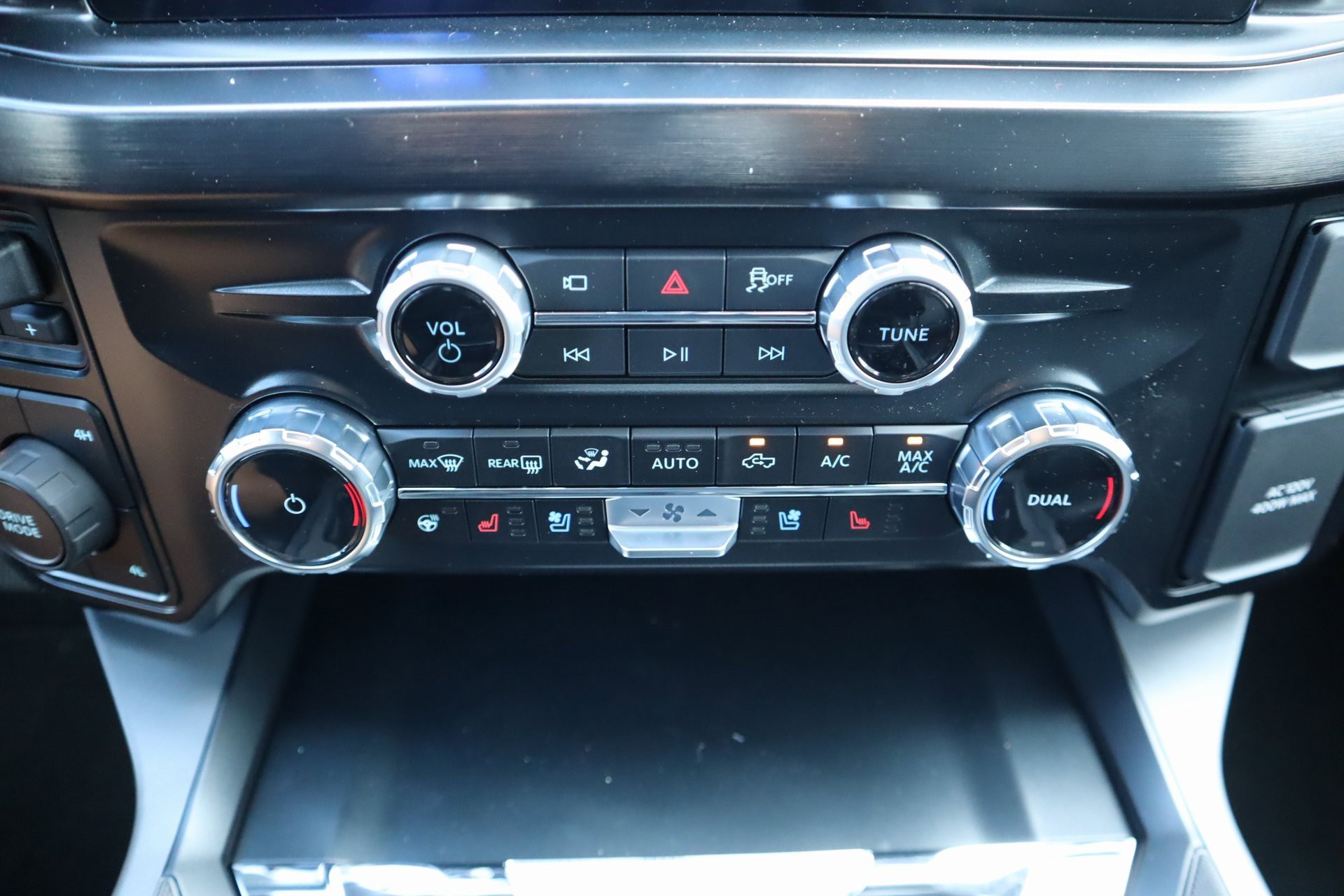 New 2026 Ford F250 Lariat w/ Black Appearance Package image 7