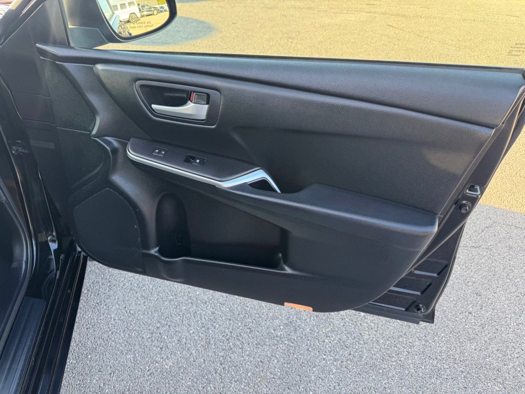 Used 2015 Toyota Camry SE w/ Moonroof Package FWD image 12