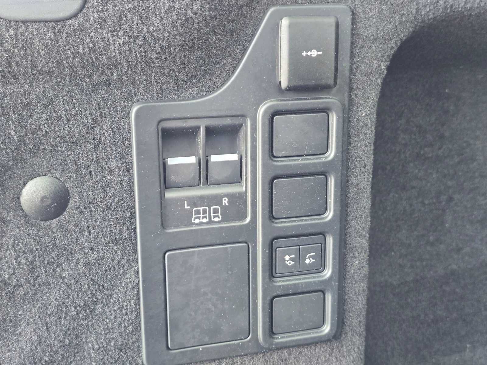 Used 2025 Land Rover Discovery Dynamic SE AWD/4WD image 16