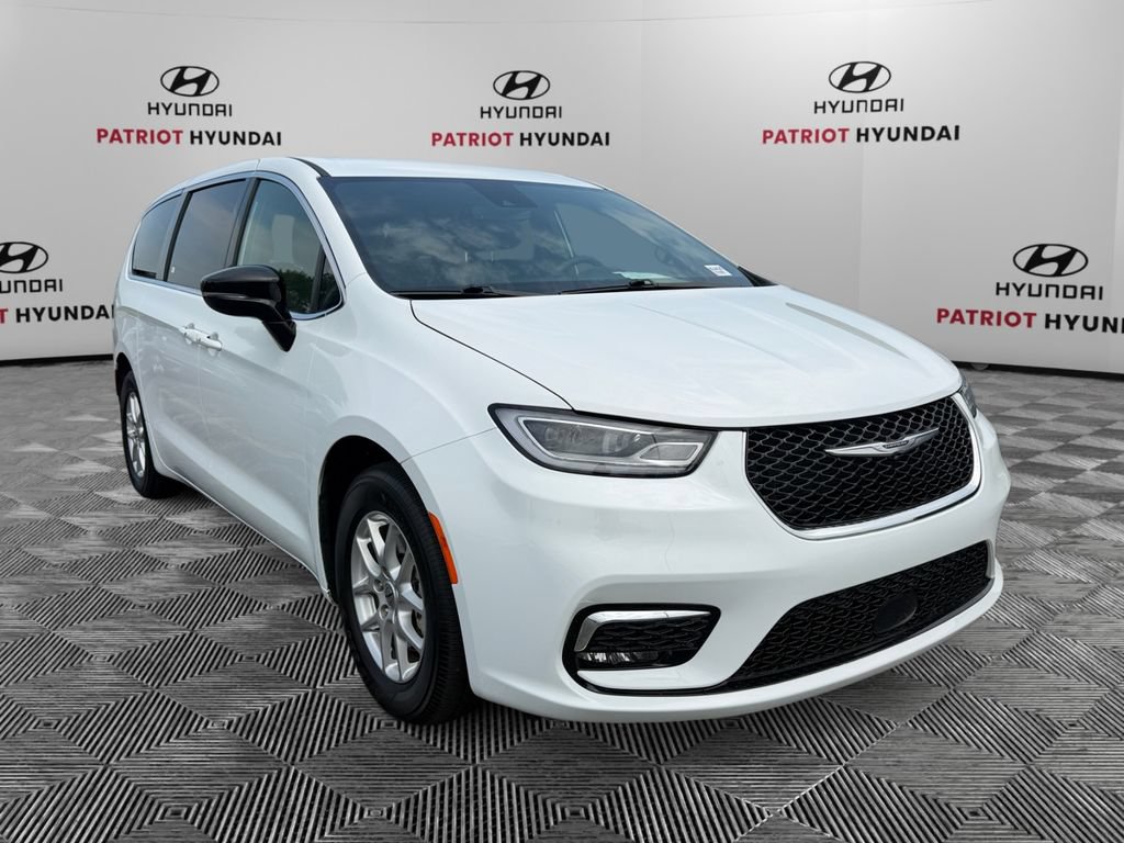Used 2025 Chrysler Pacifica Select FWD image 1