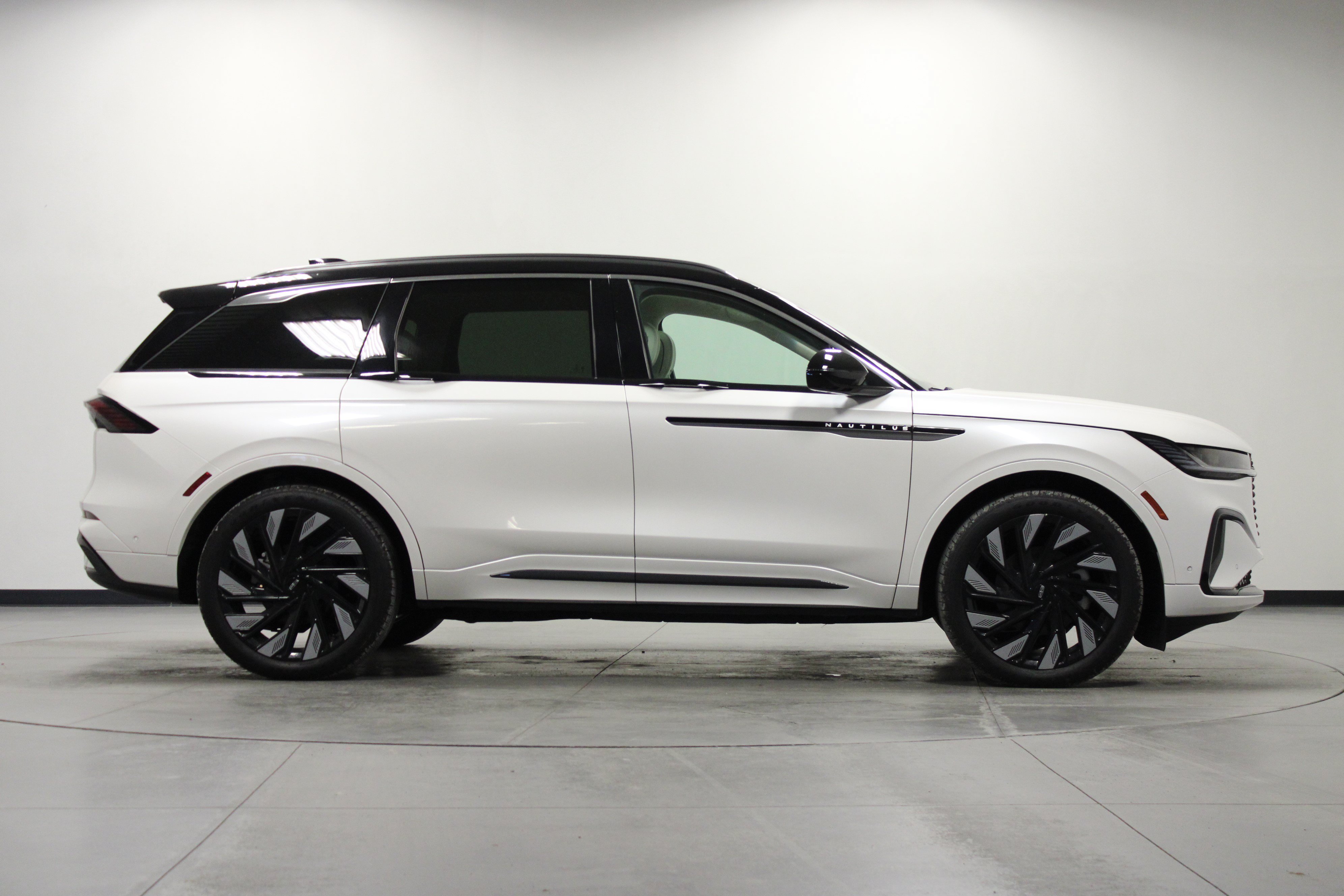 Used 2024 Lincoln Nautilus Black Label w/ Jet Appearance Package (87T) AWD/4WD image 3