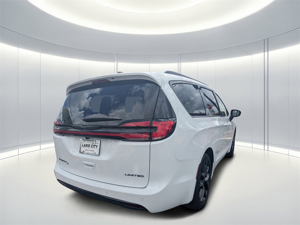 New 2026 Chrysler Pacifica Limited w/ S Appearance Package image 4