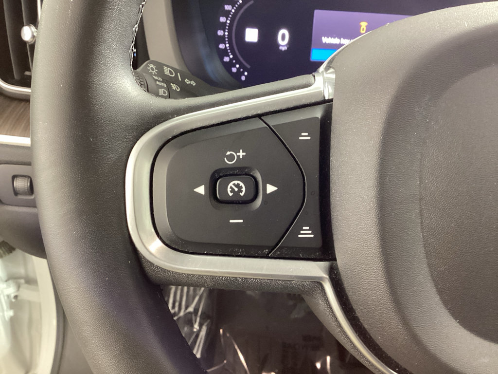 Used 2022 Volvo XC60 B5 Momentum AWD/4WD image 25