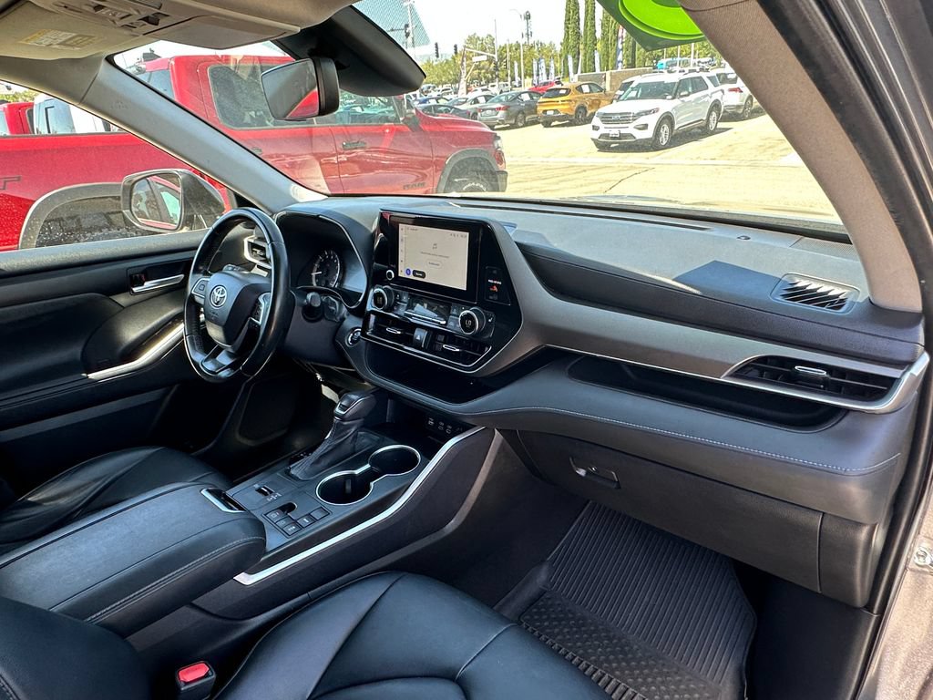 Used 2023 Toyota Highlander XLE FWD image 17