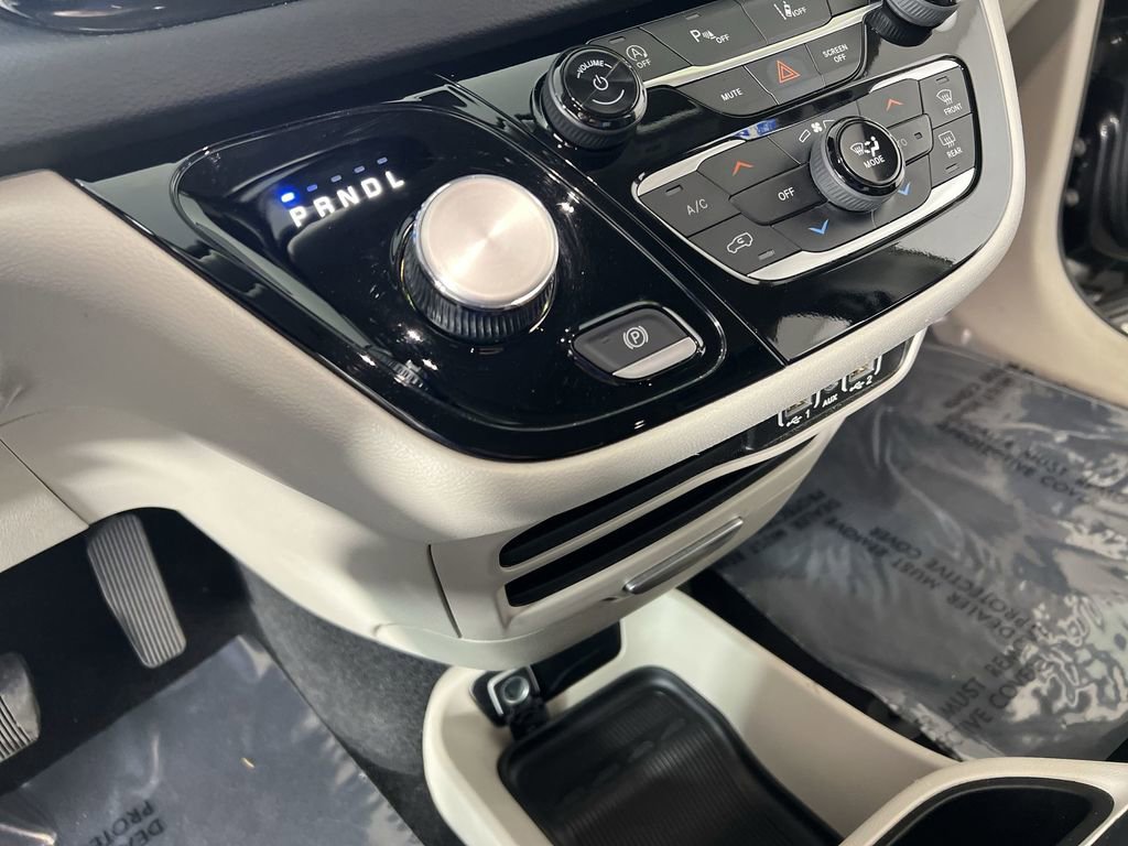Used 2023 Chrysler Pacifica Touring-L image 16