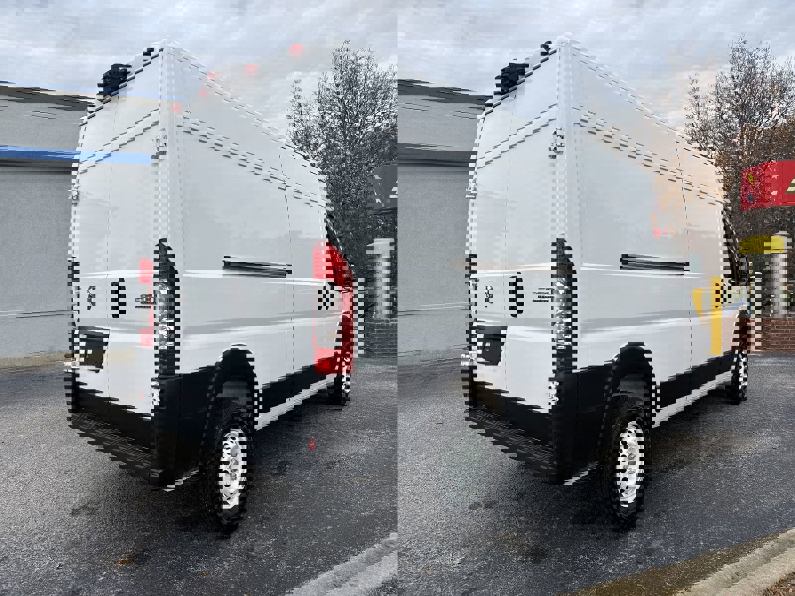 Used 2025 RAM ProMaster 2500 w/ Storage Group image 10