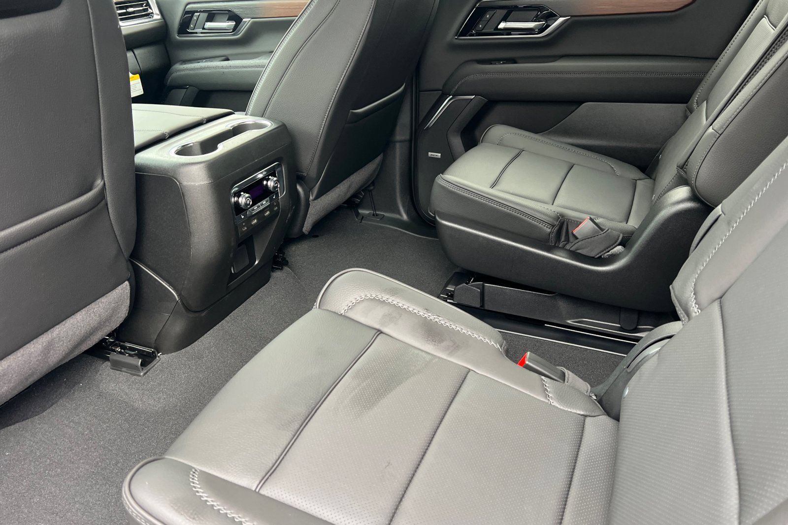 New 2026 GMC Yukon XL Denali w/ Denali Reserve Package AWD/4WD image 9